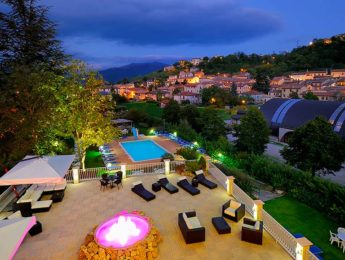 Hotel Benessere Villa Fiorita - vista panoramica area relax e piscina esterna