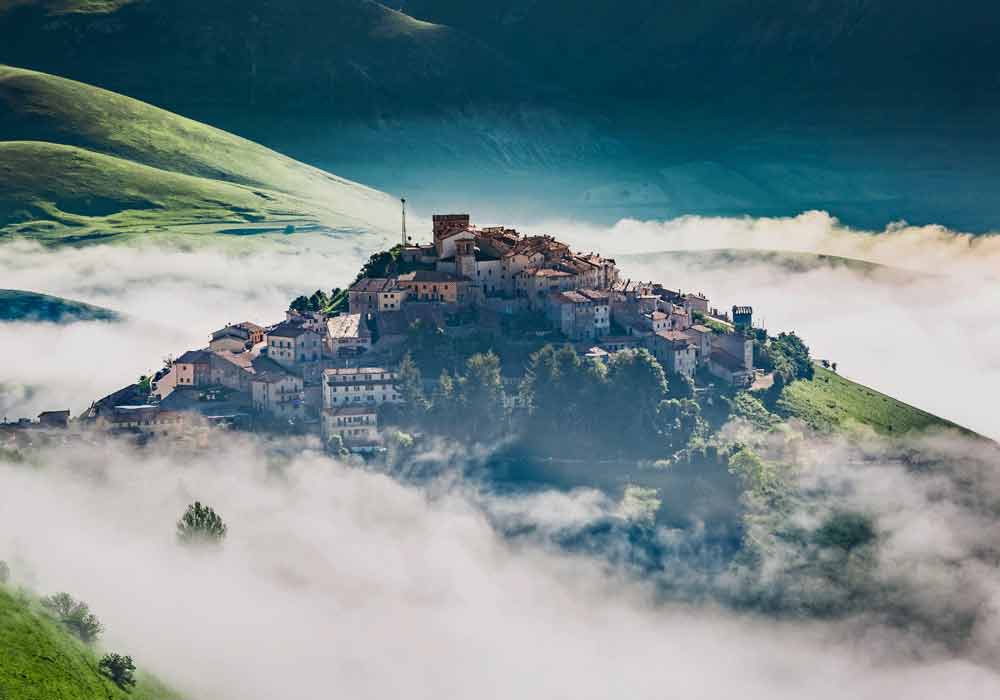 Castelluccio di Norcia nella nebbia - Borghi Umbria