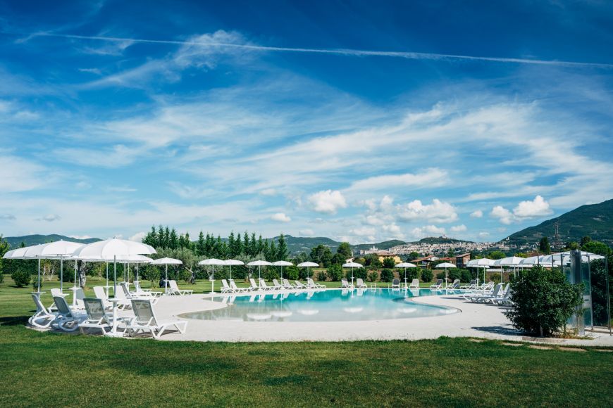 Piscina con vista di Valle di Assisi Hotel SPA & Resort