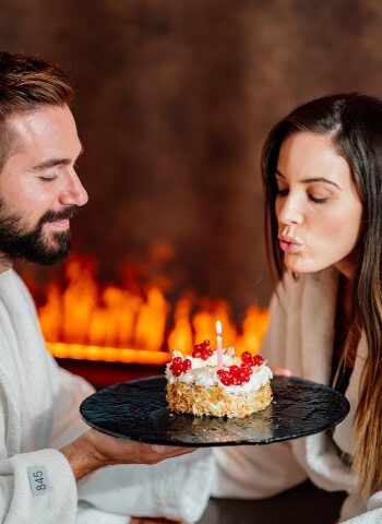 Coppia che spegne torta di compleanno in SPA - Happy Wellness To You - Borgobrufa SPA Resort
